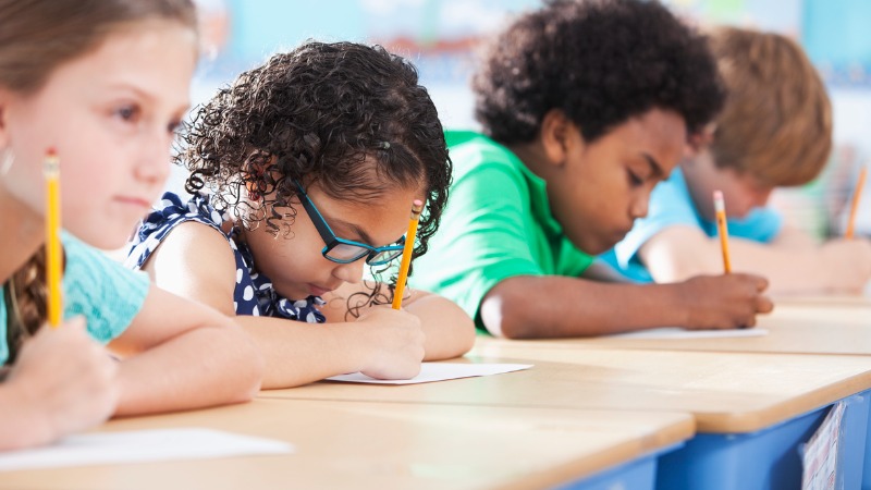 kinderen met dyslexie leren lezen en schrijven op school